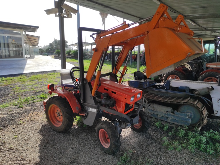 Trattore Kubota B4200 con Caricatore Frontale Pala basso