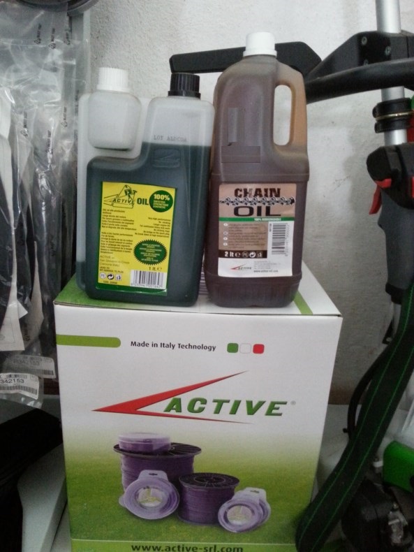 Albanese Antonio :: RICAMBI-LUBRIFICANTI-ACCESSORI PER MACCHINE AGRICOLE ::  Active Olio miscela 100% sintetico motore 2 tempi e olio vegetale 100 % per  catene motosega