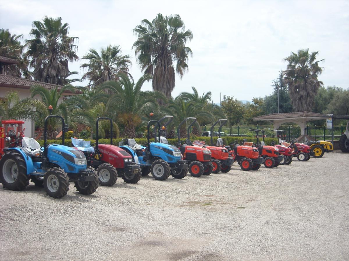 Trattori nuovi e seminuovi di ogni tipo e marca Landini Carraro Valpadana New Holland Pasquali ecc